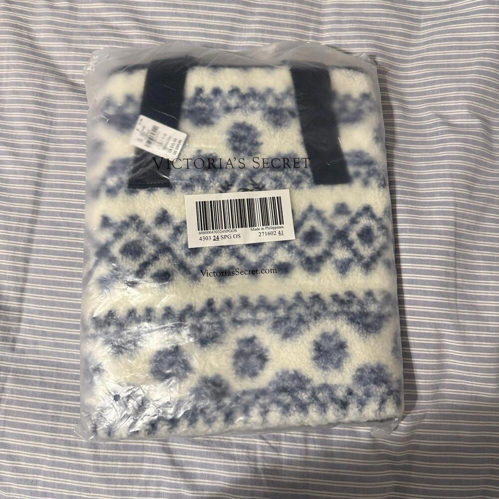VICTORIA'S SECRET Cozy Plush Weekender Bag